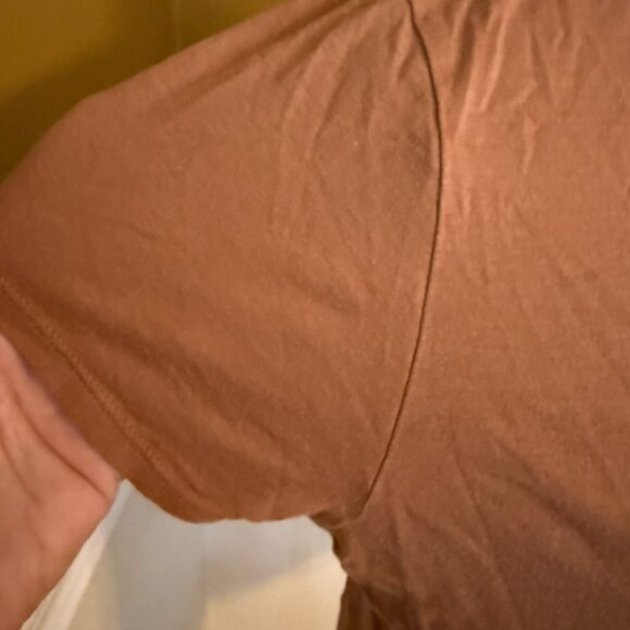 Mott & Bow Fitted V-Neck Marcy Tee in Cardamon (rust) Size XL - Picture 6 of 9